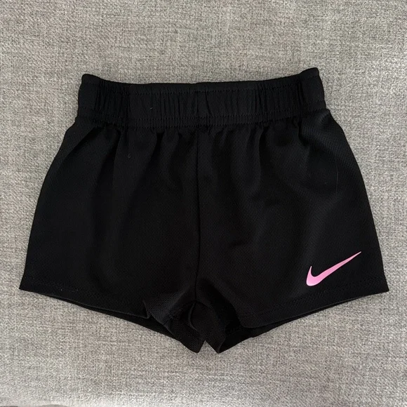 Toddler Nike Pink T-Shirt and Black Shorts Set (2T) - Picture 4 of 4